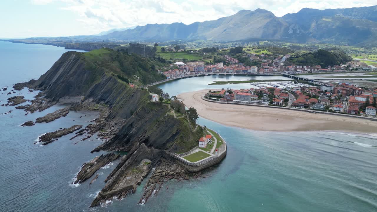acantilados de ribadesella y ciudad costera en asturias, norte de españa - círculo aéreo 4k