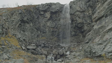 Cascada-En-El-Norte-De-Laponia-En-Un-Entorno-Accidentado-En-Cámara-Lenta