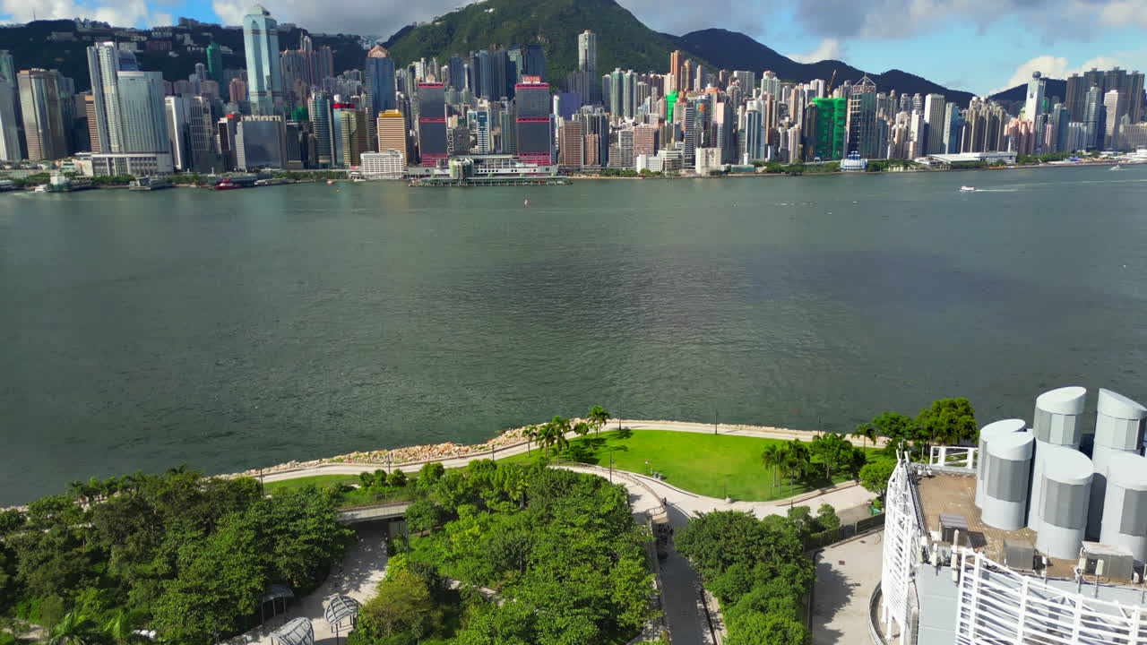 Công Viên Nghệ Thuật Tây Cửu Long Nhìn Ra Đảo Hồng Kông Flycam Quét Toàn Cảnh Đường Chân Trời 4K 60FPS