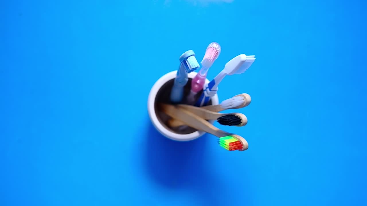 variedad de cepillos de dientes en un soporte