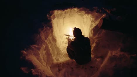 hombre sobreviviendo por un incendio en una tormenta de nieve