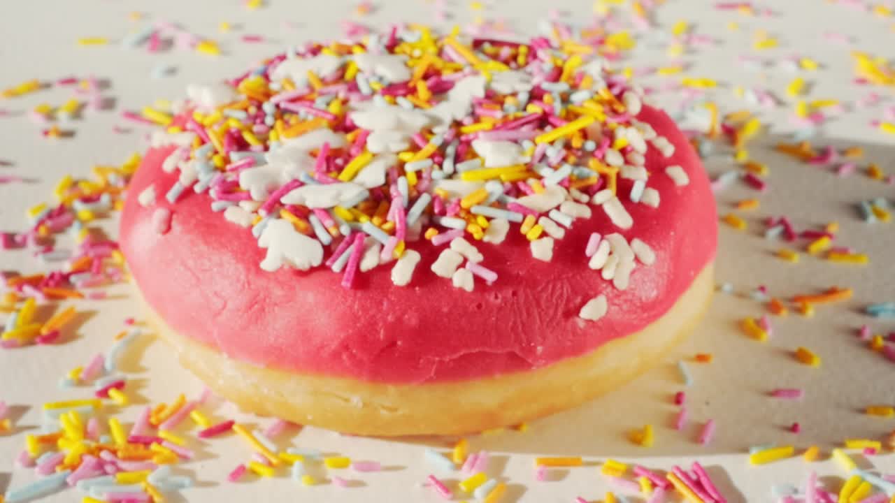 delicioso, dulce rosquilla de colores con azúcar arco iris rociar