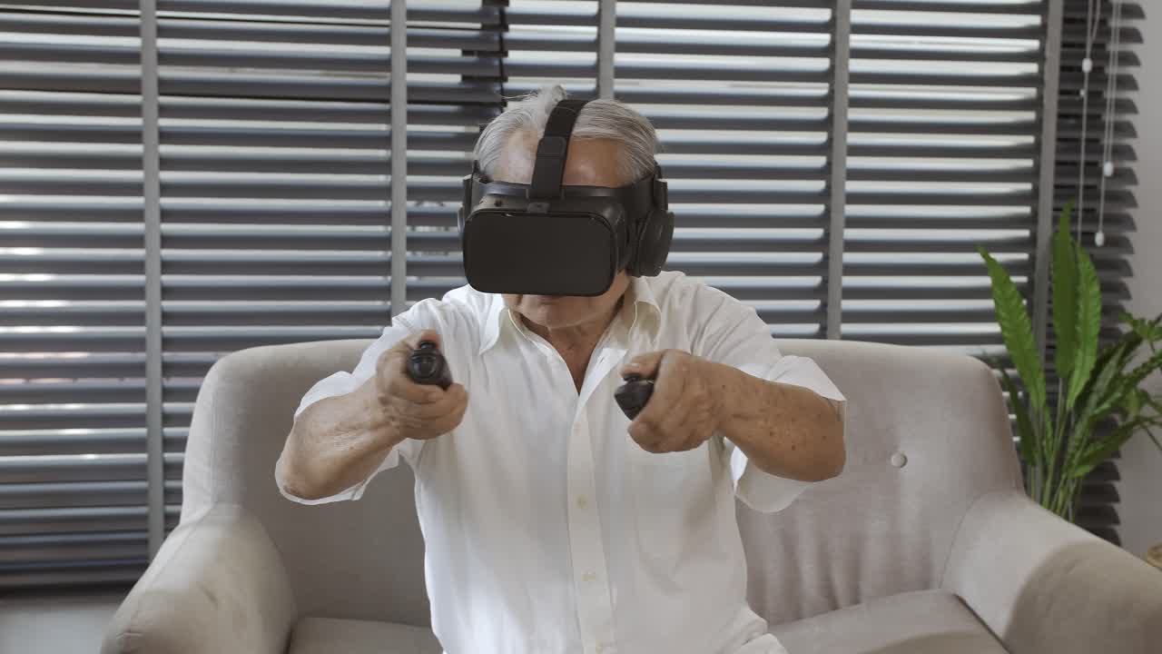anciano asiático canoso jugando realidad virtual vr disfrutando de videojuegos alegre en un sofá en la sala de estar en casa