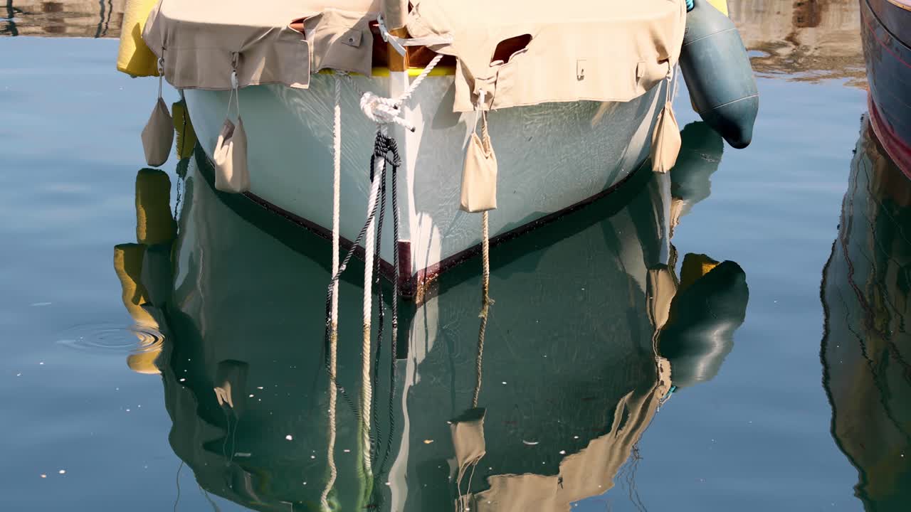 조용한 물 속 의 배 의 반사