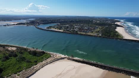 río richmond desde la playa de south ballina - los diques sur y norte en ballina, nsw, australia