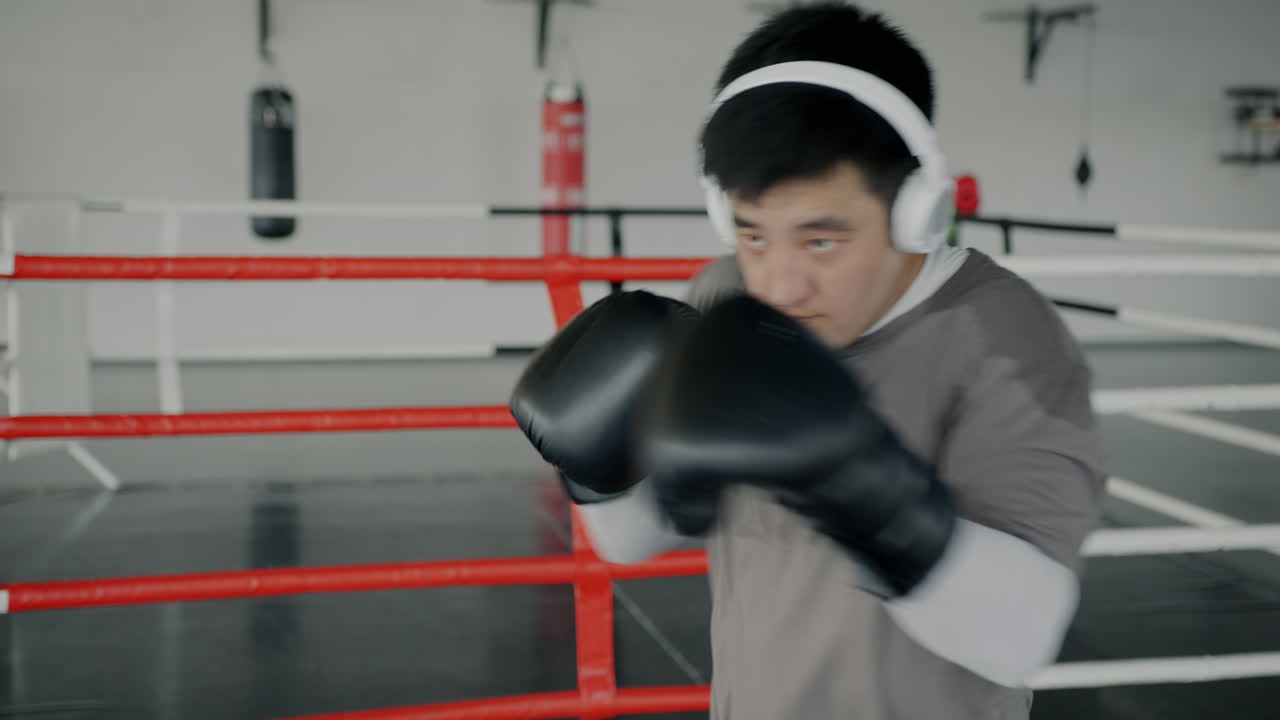 hombre boxeando en el gimnasio
