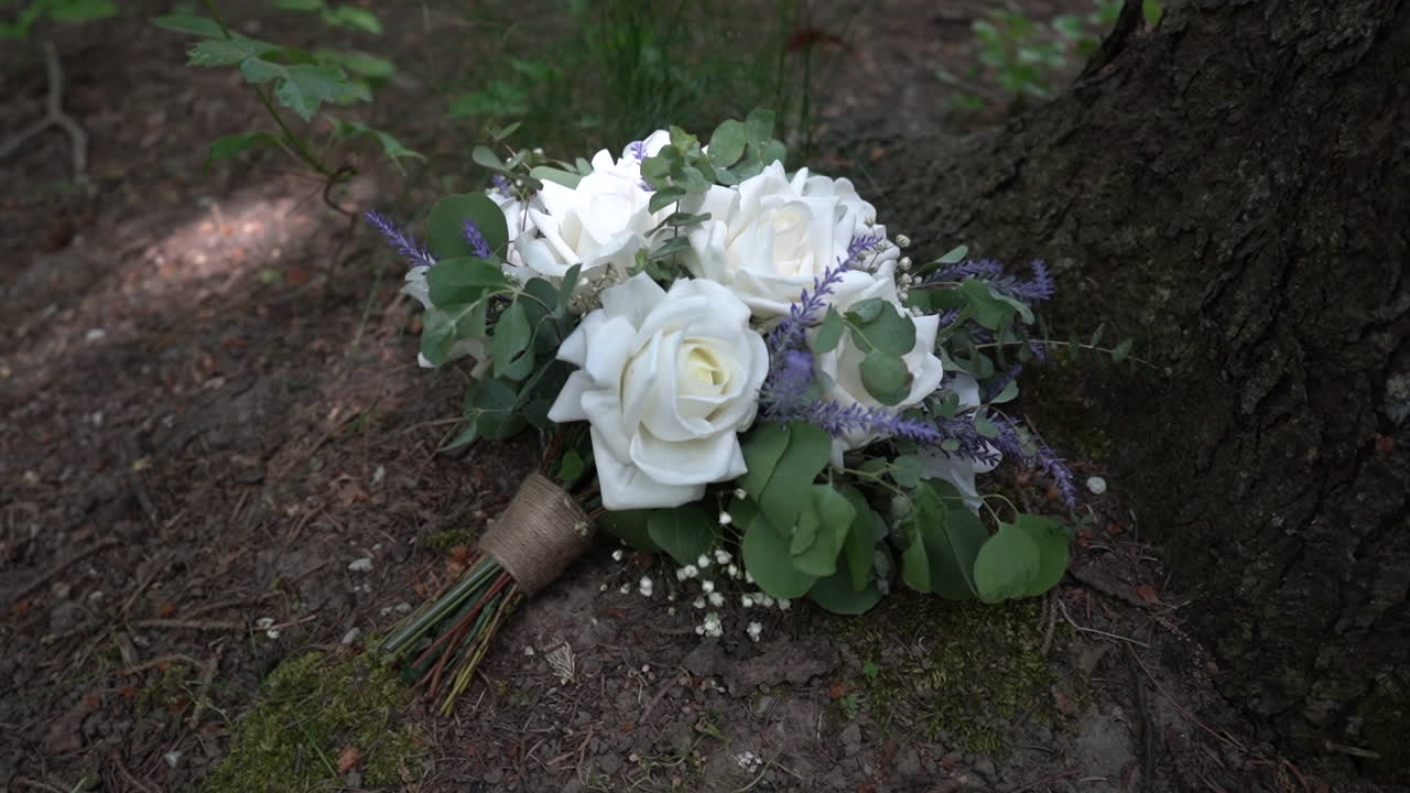 Bouquet di fiori, sposa, bouquet da sposa, filmato stock, fiori bianchi.
