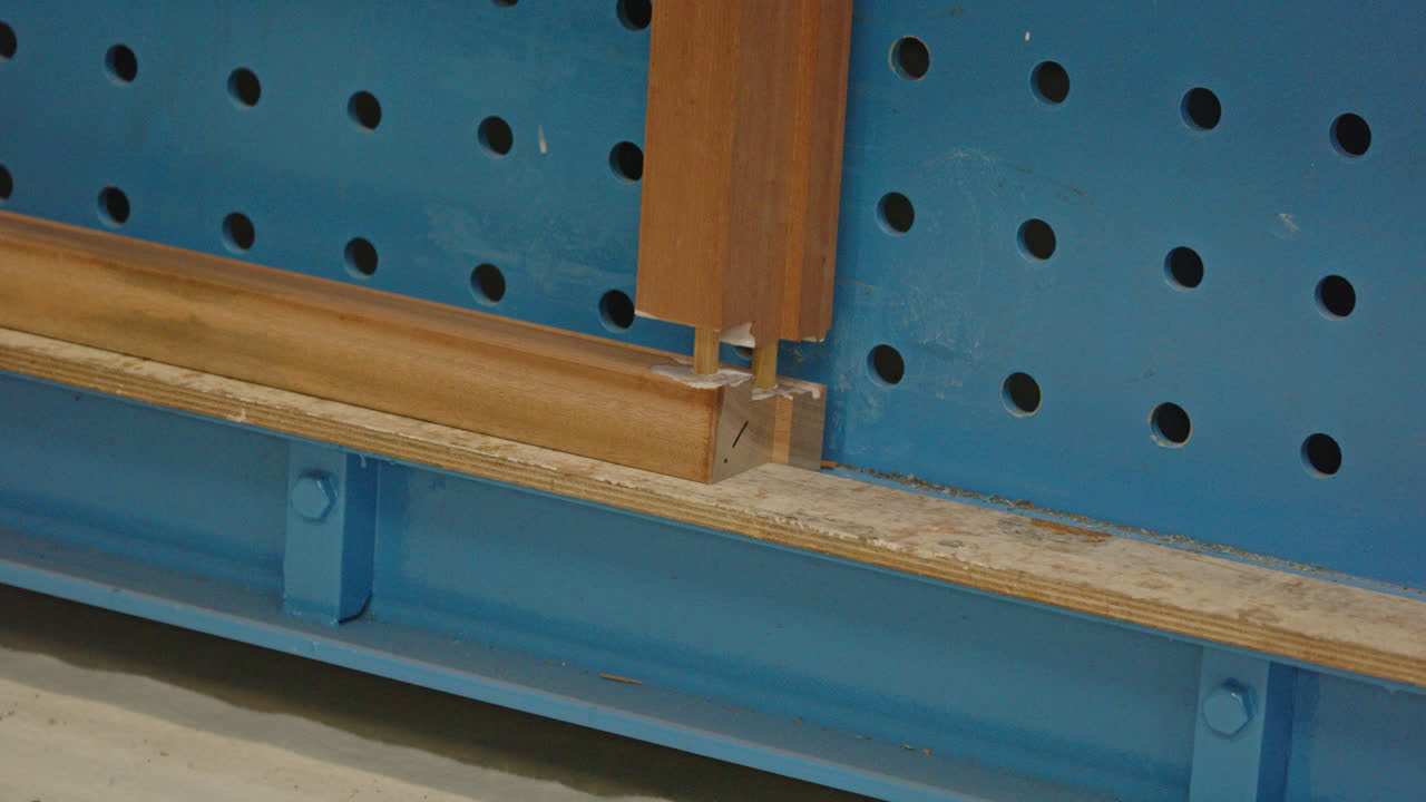 Primo piano degli angoli di una cornice di legno pressati insieme e incollati