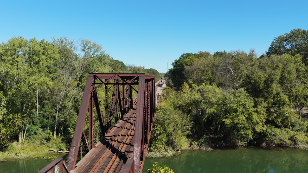 Storico ponte ferroviario sul fiume Saline durante l'estate a Benton, Arkansas, Stati Uniti. Ripresa aerea con drone.