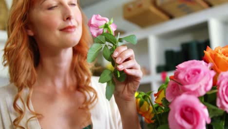 florista hembra que huele a flor