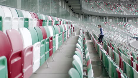 Porträt-Einer-Kaukasischen-Frau,-Die-Frühmorgens-Auf-Einer-Leeren-Stadionbahn-Trainiert.-Aufgenommen-Mit-Anamorphotischem-Objektiv