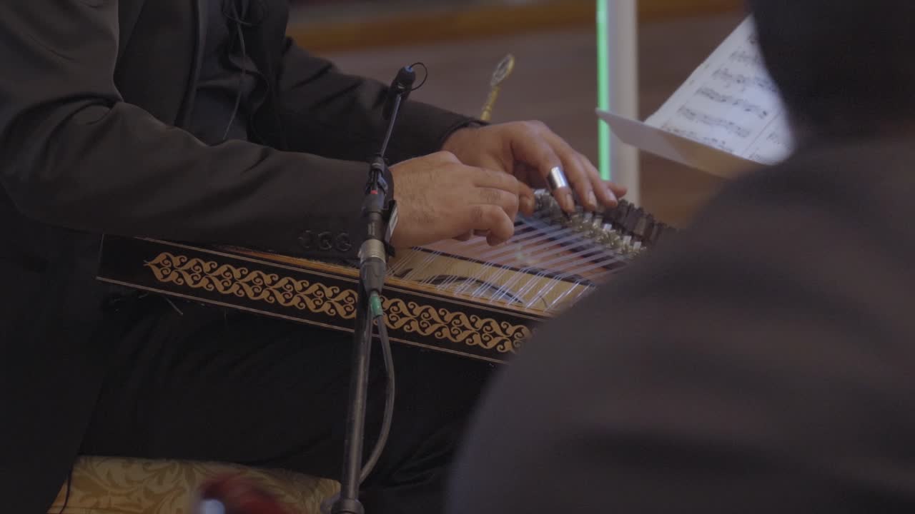 클로즈업, 현악기를 연주하는 남성 예술가 qanon kanon قانون عزف شرق?