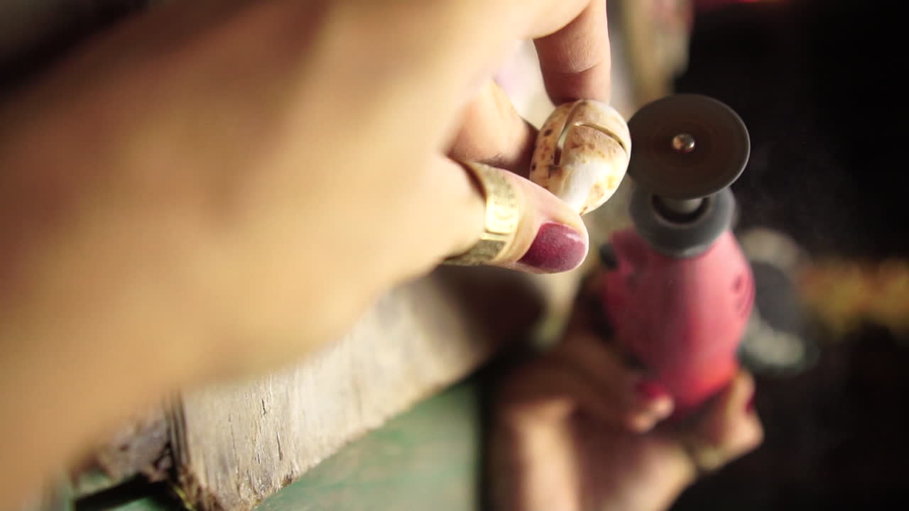moldeadora de conchas de mar pulida en 4k a mano, joyería hecha a mano, proceso de piedra en bruto