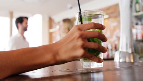 mujer con un vaso de cóctel