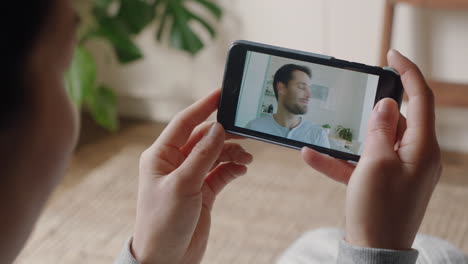 Junge-Frau,-Die-Zu-Hause-Einen-Video-Chat-Mit-Dem-Smartphone-Führt-Und-Mit-Ihrem-Freund-Chattet,-Der-Ihren-Wohngemeinschafts-Lebensstil-Vorführt-Und-Eine-Fernbeziehung-Genießt