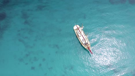 Barco-Turístico-En-Un-Paraíso-Marino-Azul