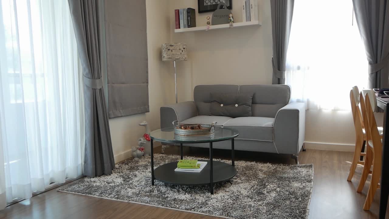 Pænt indrettet, hyggeligt og kompakt opholdsområde forbundet med spisekammer.