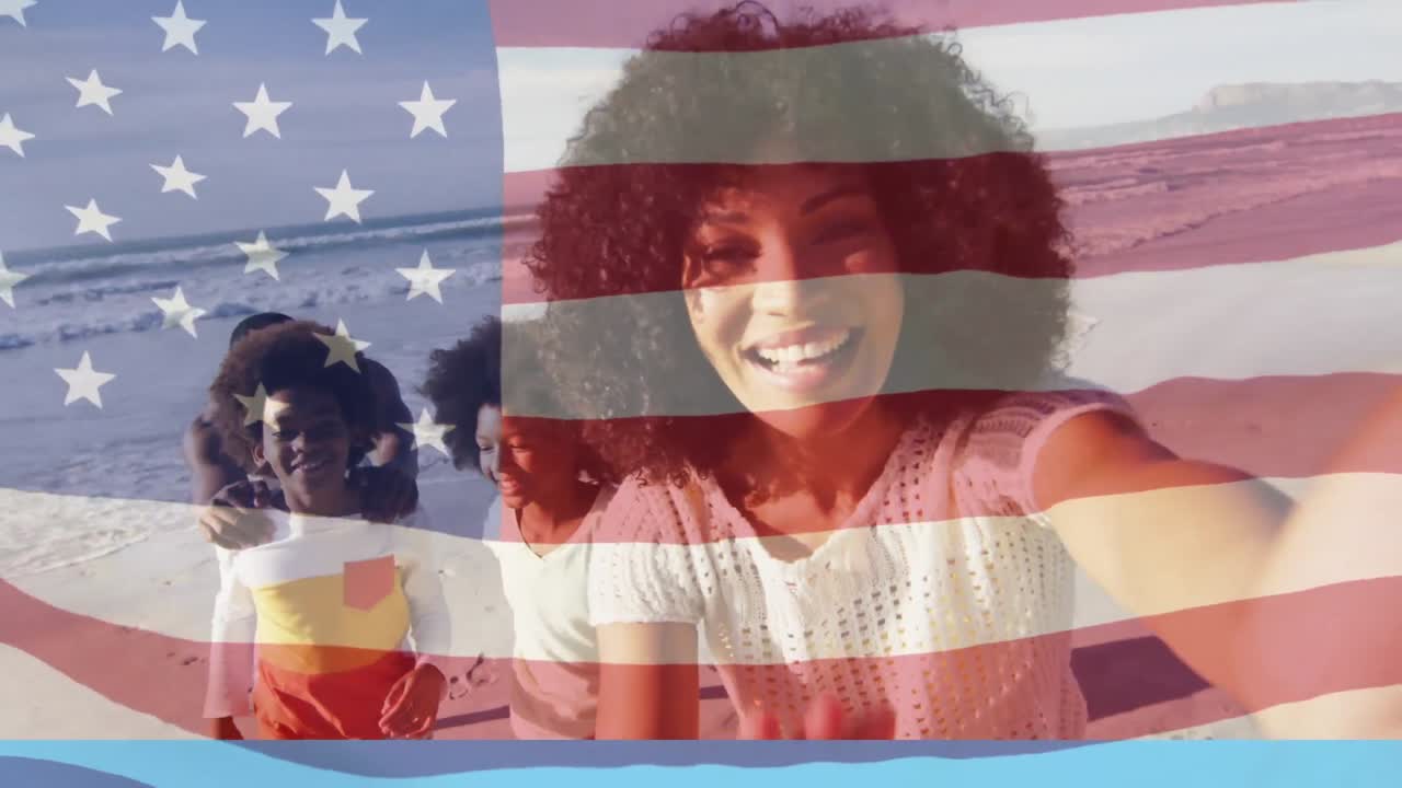 행복한 아프리카계 미국인 부모와 아들과 딸이 해변에서 셀카를 찍고 있습니다.