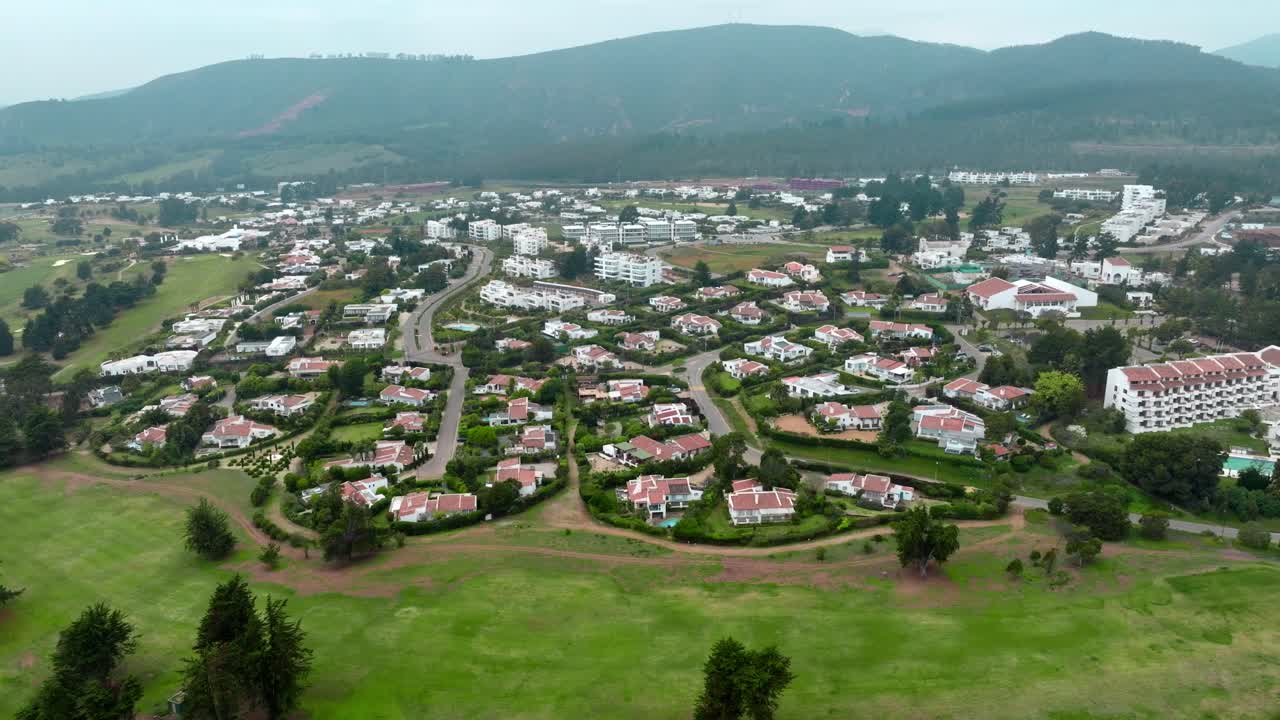 exclusivo complejo de casas con vista panorámica alta cerca de campo de golf en maitencillo, día nublado