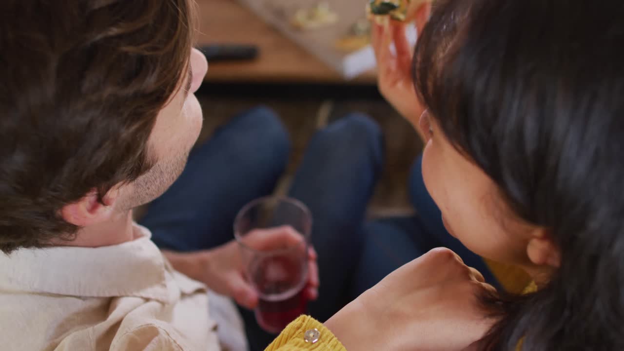 피자를 먹고 포옹하는 행복한 다양한 커플의 뒷면의 비디오