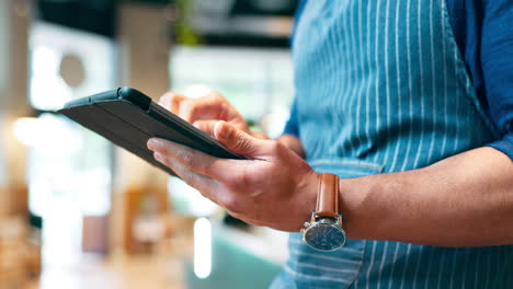 Barista,-hands-and-tablet-for-cafe