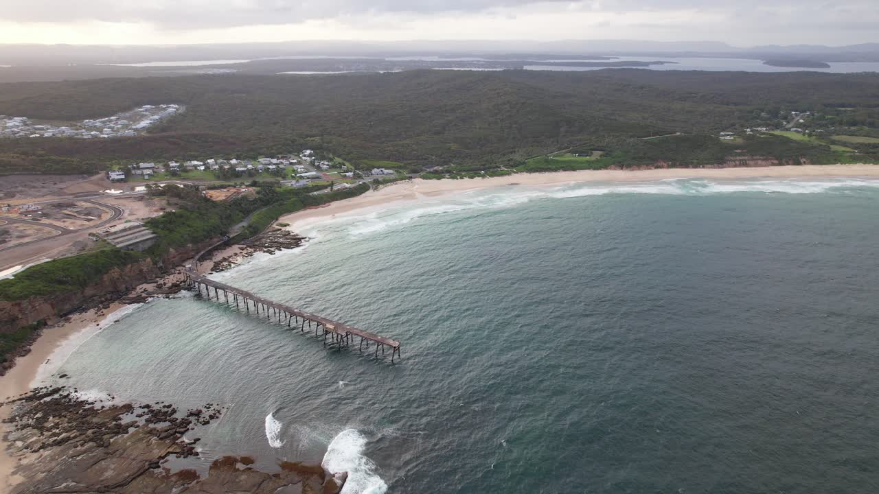 캐서린 힐 베이 피어 (catherine hill bay pier) 는 오스트레일리아 nsw 중부 해안의 해변을 바라보는 곳이다.