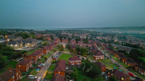 explore la famosa finca del consejo de dewsbury moor en el reino unido a través de un video capturado por un avión no tripulado, que muestra viviendas urbanas de propiedad del consejo, casas adosadas de ladrillo rojo y el telón de fondo industrial de yorkshire