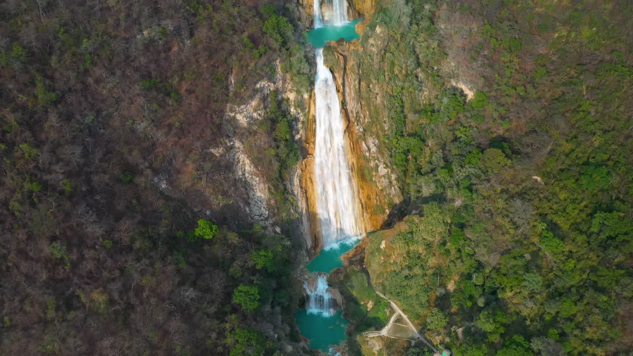 Aerea: incredibile cascata El Chiflon sul fianco di una montagna nella foresta pluviale del Messico, vista 4K