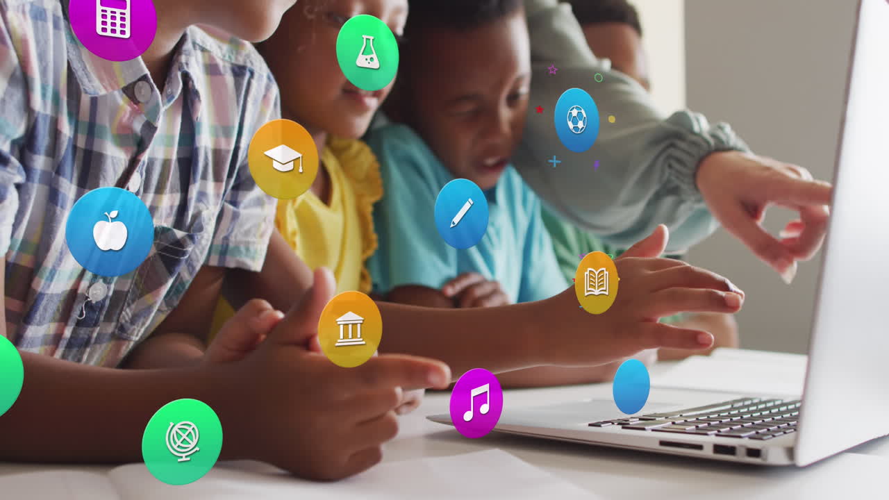 animación de iconos escolares sobre diversas maestras y alumnos que usan portátiles en el escritorio en clase