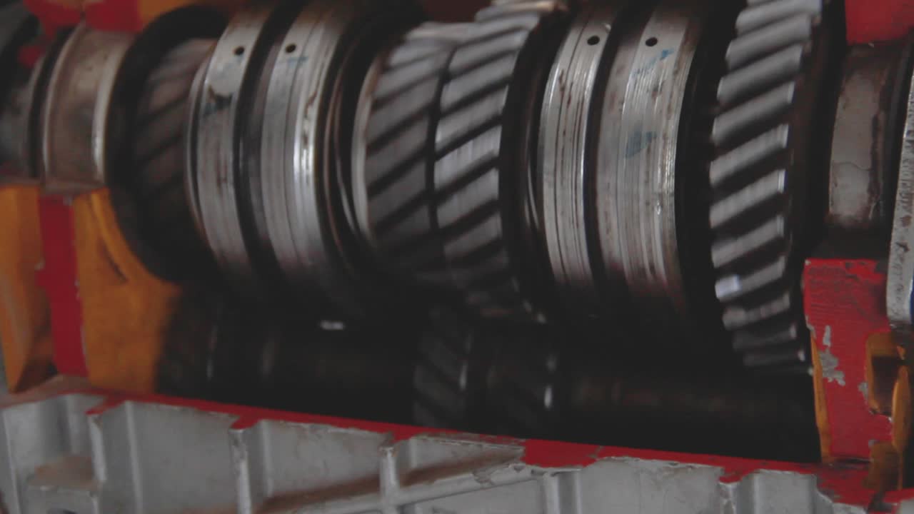 en el instituto le enseñan a los estudiantes de mecánica cómo funcionan los engranajes de transmisión se pueden operar a mano