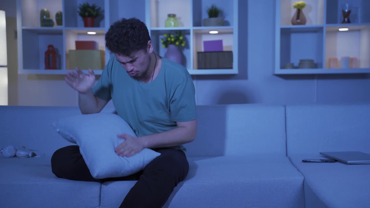 un hombre que tiene un colapso nervioso en casa por la noche.