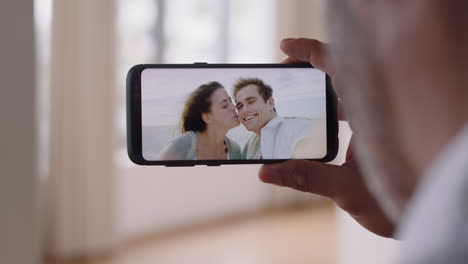 joven chateando en video usando un teléfono inteligente amigos en luna de miel compartiendo experiencias de viajes de vacaciones divirtiéndose en vacaciones