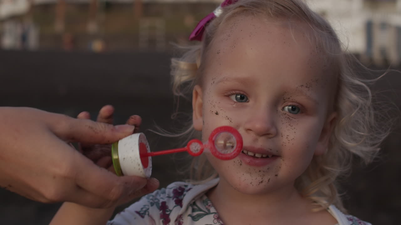 a los niños les encanta soplar burbujas.