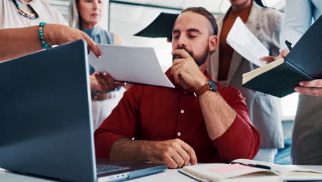 hombre de negocios, multitarea y estrés con el caos