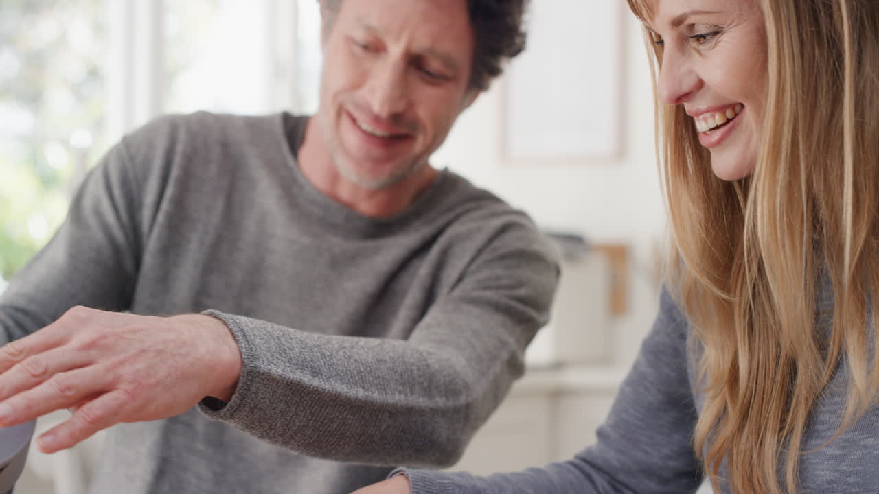 счастливая молодая пара завтракает вместе муж сидит с женой за столом, делясь утренней едой на кухне день в жизни 4k кадры