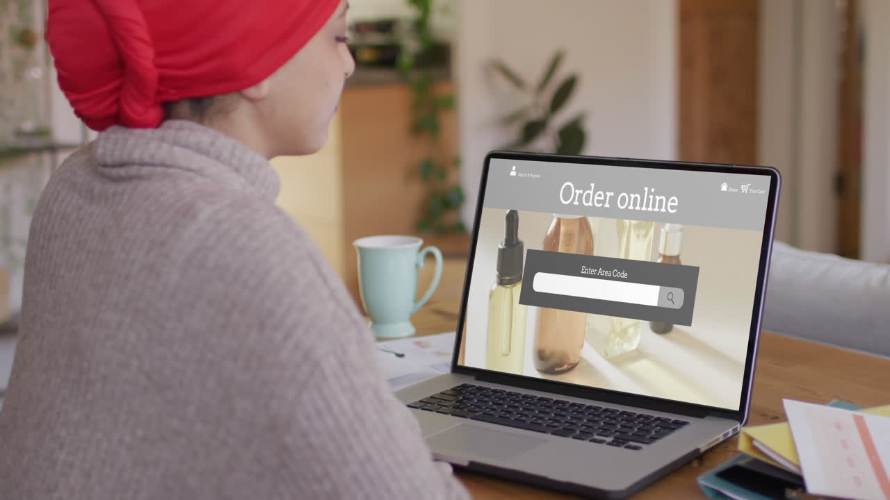 Donna birazziale al tavolo che usa un laptop, fa acquisti online di prodotti di bellezza, al rallentatore.