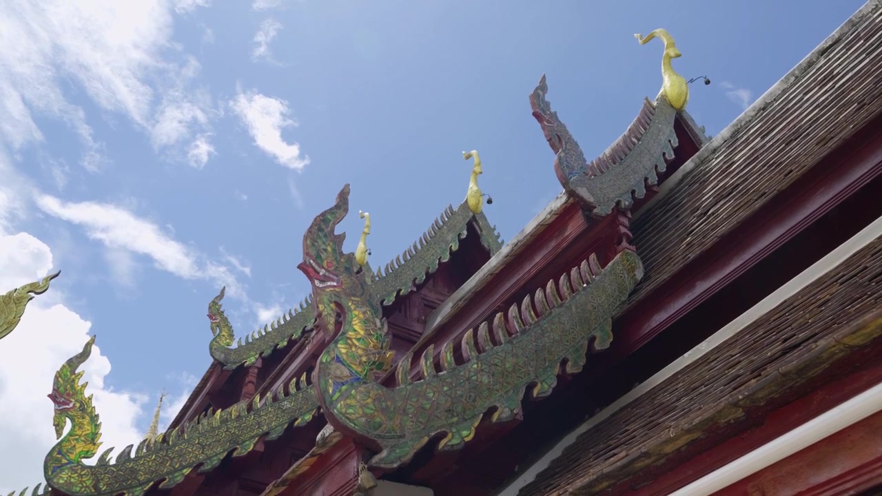 Carrellata cinematografica verso il tetto di un tempio buddista thailandese