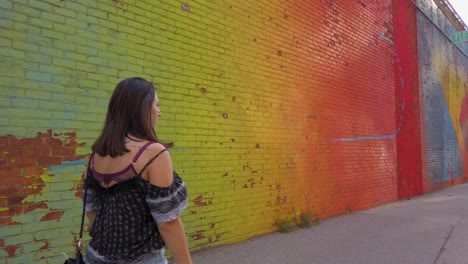 niña caminando frente a una pared colorida en la ciudad de nueva york