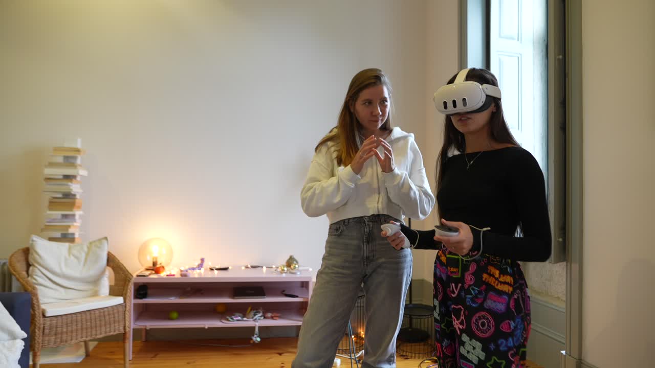 Due amici con visore di realtà virtuale