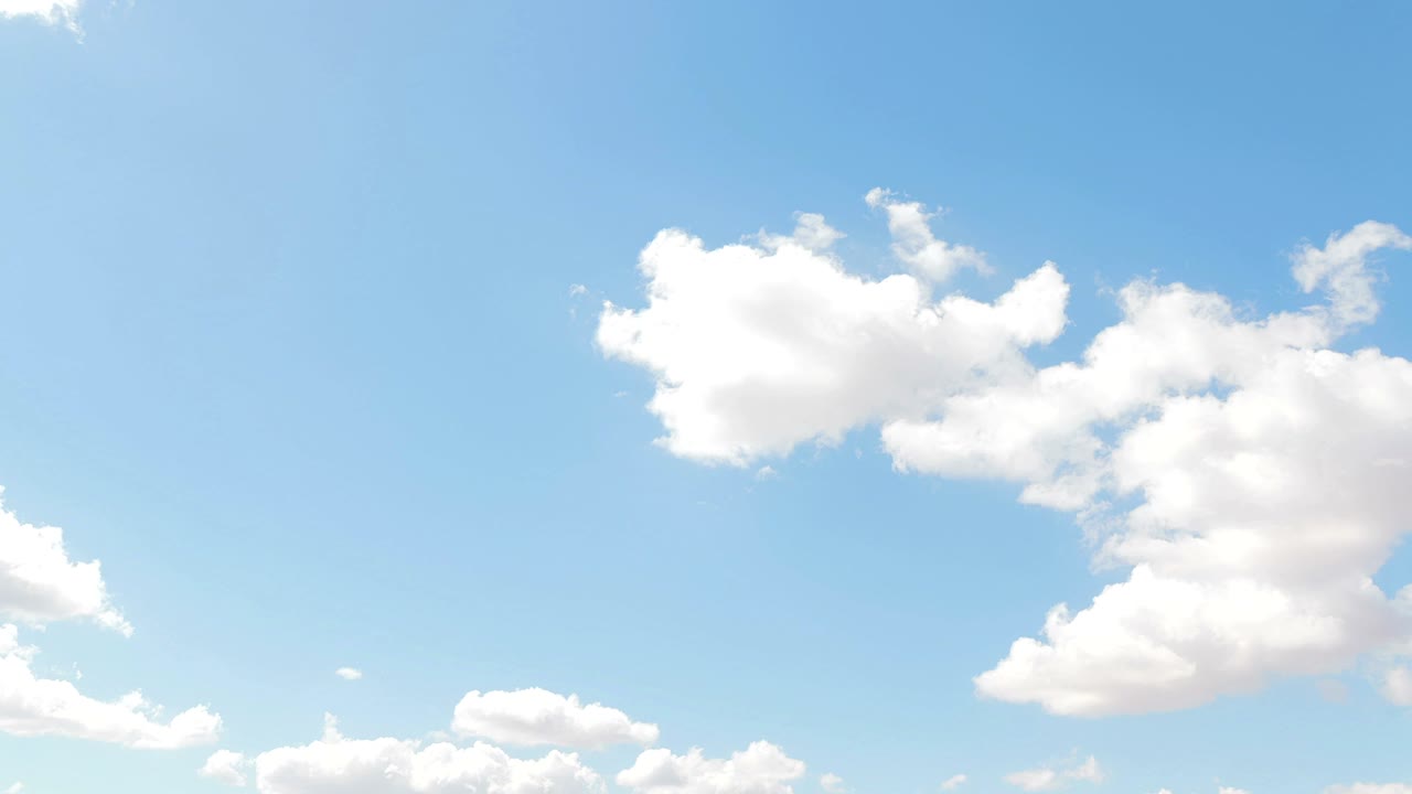푸른 하늘 위의 하 구름의 루프 (time lapse movement, 기후 변화)