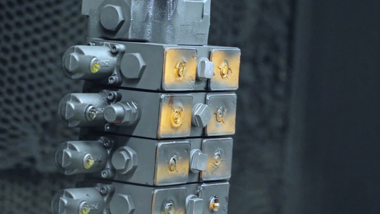 컨베이어에서 산업 부품의 페인팅 페인팅 중에 금속 부품의 클로즈업