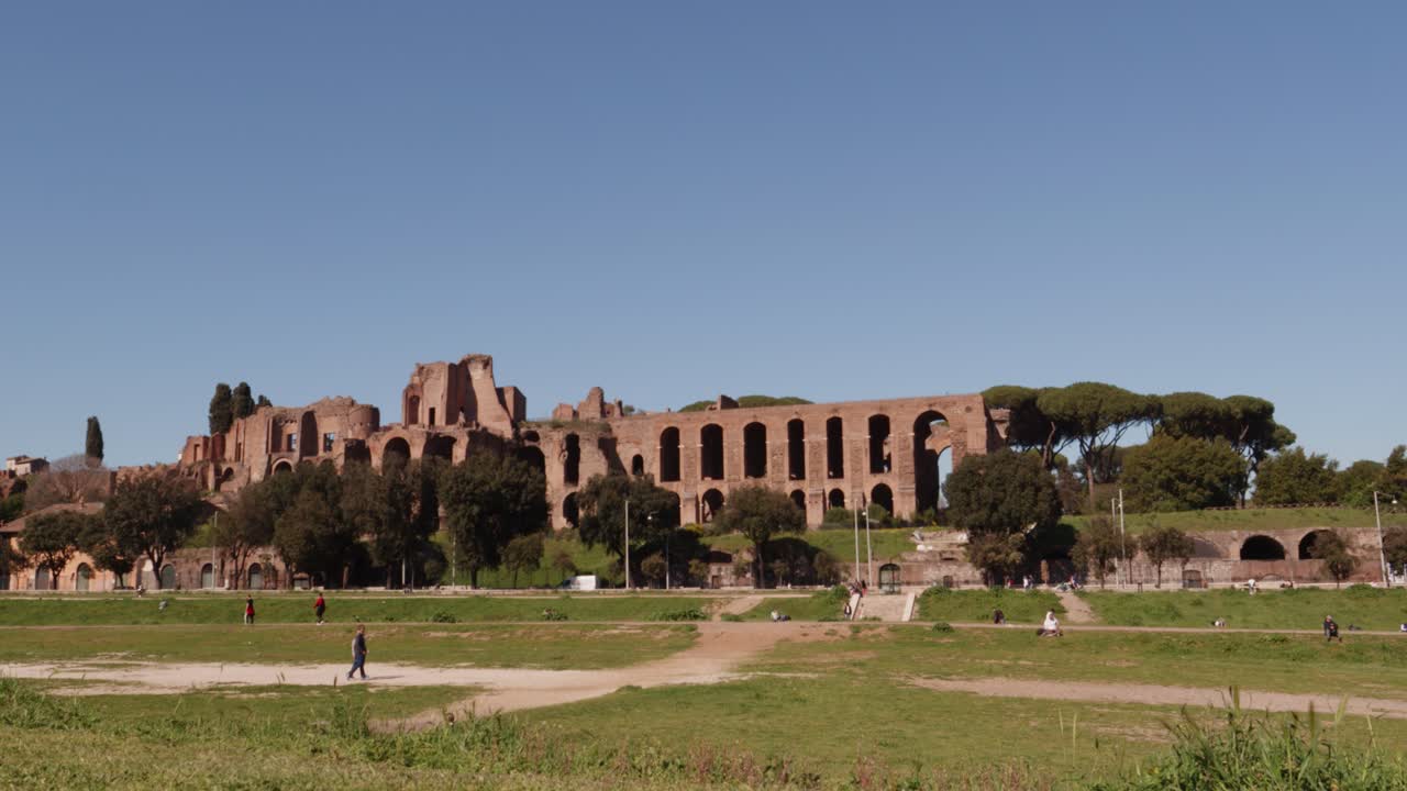 Roma'da güneşli bir günde tarihi Palatino Tepesi Harabeleri.