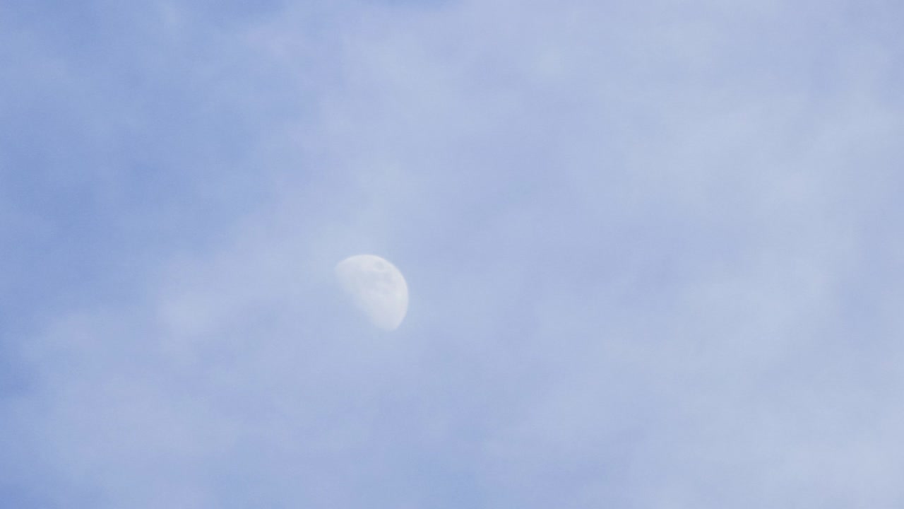 흐르는 구름과 함께 낮의 달 천천히 tiemalapse