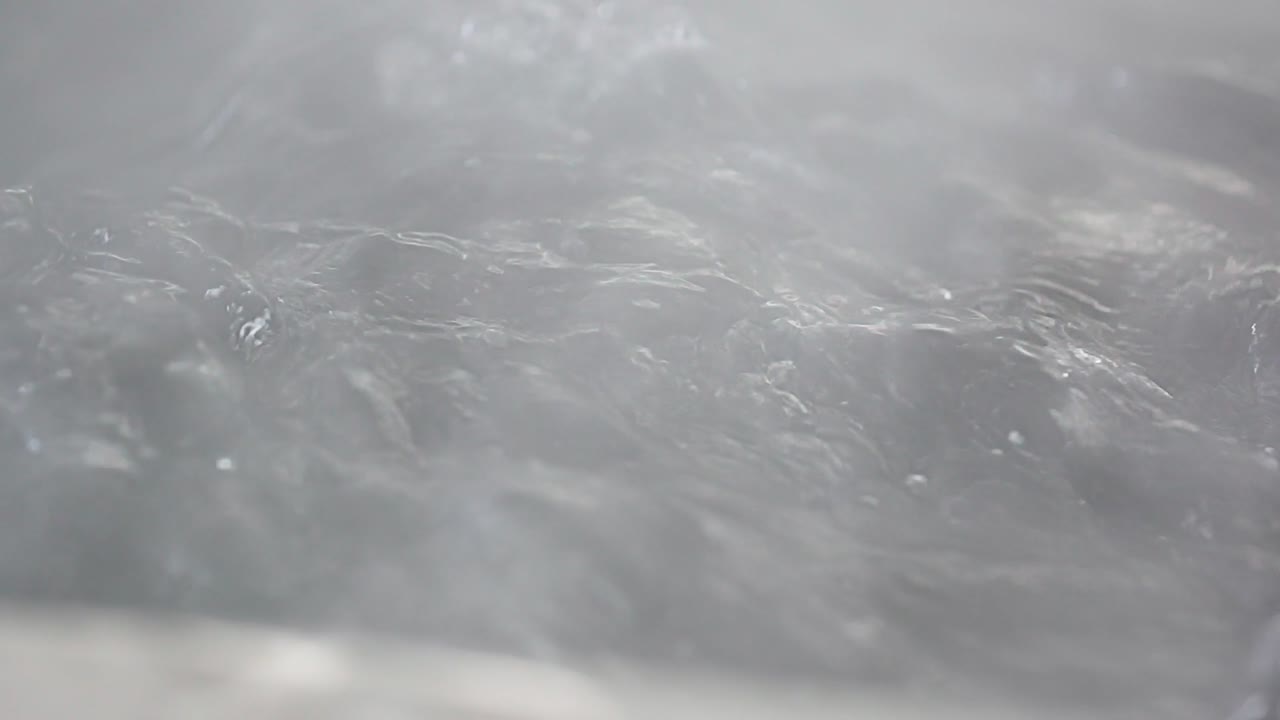 탱크에 있는 물의 매크로 슬로우 모션