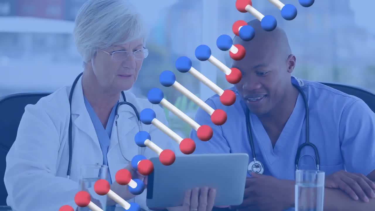 animación de la cadena de adn sobre diversos médicos que utilizan la tableta.