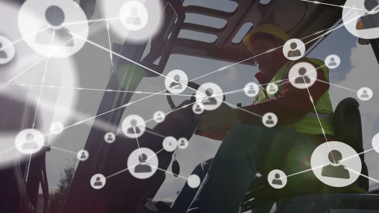 animación de la red de conexiones sobre el trabajador de la construcción que opera maquinaria