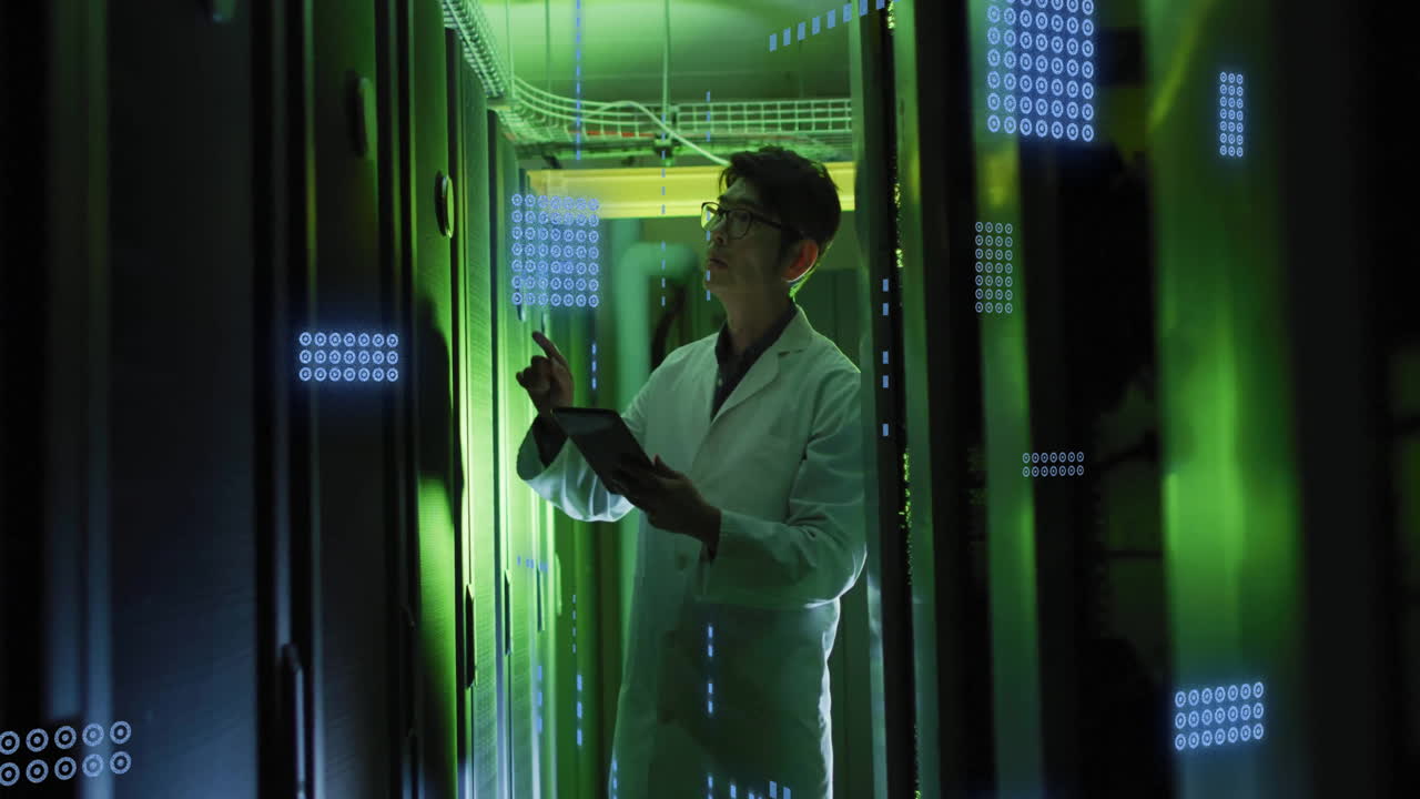 animación de la placa de circuitos y procesamiento de datos sobre ingeniero informático asiático por servidores informáticos