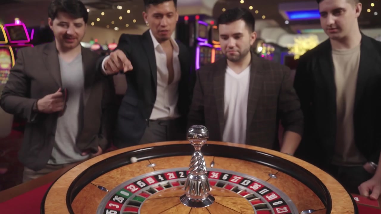 Primo piano prolungato di dadi lanciati su un tavolo da roulette con aree di scommessa rosse e nere in un casinò. Atmosfera cinematografica di gioco d'azzardo da casinò, dettaglio in primo piano, dadi che rotolano, tavolo da roulette, gioco.