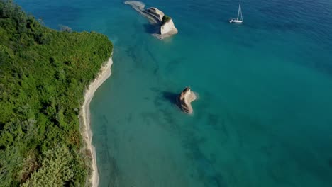 antena de la isla de corfú en grecia con una impresionante playa solitaria no contaminada paraíso mediterráneo para las vacaciones de verano