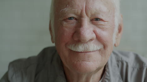 retrato de un anciano sonriente